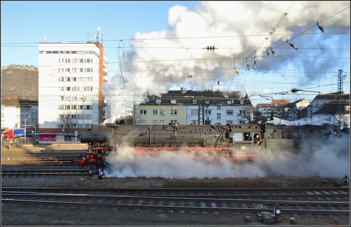 01 1066 bei der Abfahrt in Singen (Htw) Richtung Gotthard. März 2015.