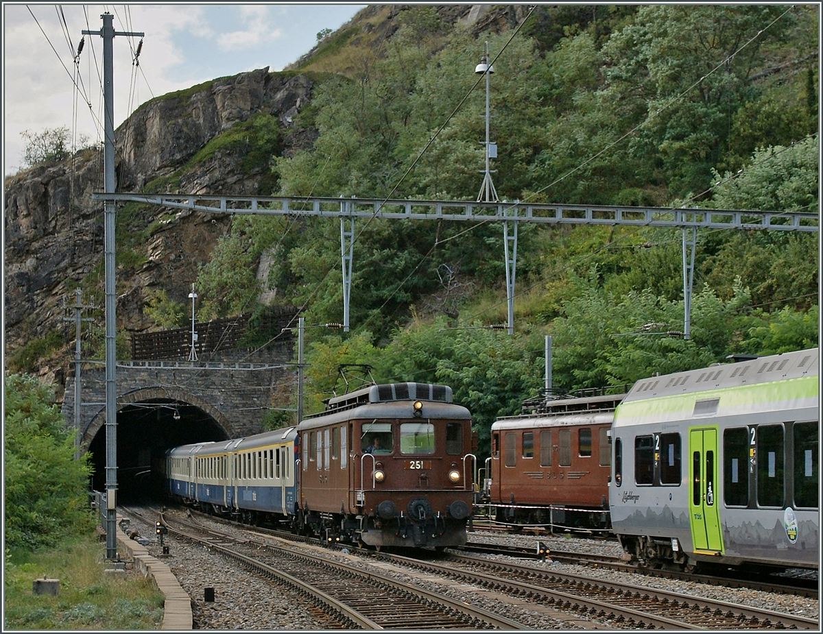 100 Jahre BLS, Südrampenfest: in Ausserberg trifft die BLS Ae 4/4 251 mit eine Extrazug ein, im Hintergrund ist eine Ae 8/8 zu erkennen. 
7. Sept. 2016