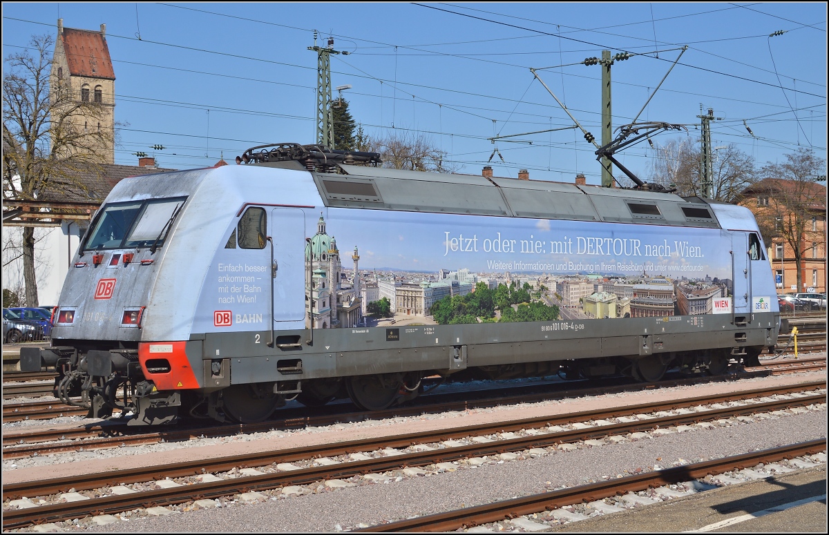 101 016-4 wartet auf den nächsten IC aus Zürich auf einem Stumpengleis des Bahnhofs Singen an Bahnsteig 2. März 2014.