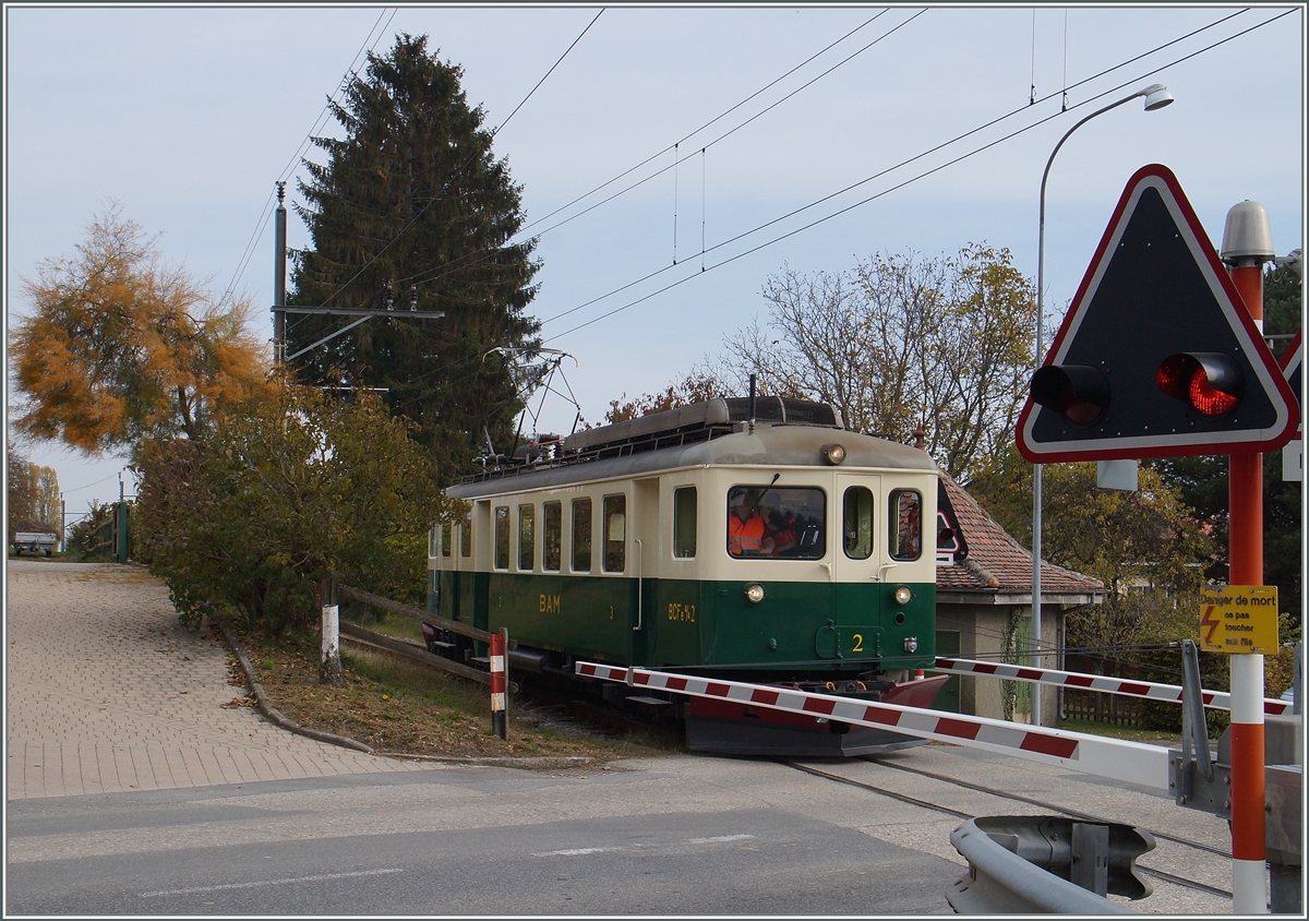 120 Jahren BAM MBC: Der historische BCFe 4/4 N° 2 und sein AB übernahmen zum 120.BAM Jubilämsfest die Planleistungen auf der Strecke Apples - L'Isle Mont la Ville (sowie zwei Extrazugpaare nach Bière).
Apples, den 24. Okt. 2015