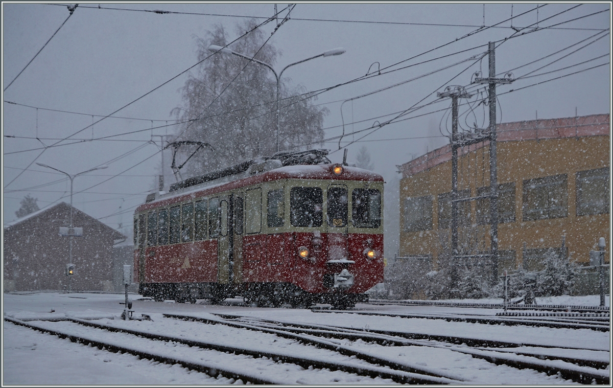 1970 beschafte die CEV die BDeh 2/4 71-74, welche zur Zeit alle noch im Einsatzt stehen, wobei die BDeh 71 und 72 2002 grundlegend umgebaut wurden (Train des Etoiles und Astro Pléiades). 1983 wurden die vier BDeh 2/4 durch einen weitern BDeh 2/4 ergänzt: den BDeh 2/4 75. 
  
Hier wartet der CEV BDeh 2/4 74 auf die Abfahrt Richtung Les Pleiades.
12. Feb. 2016 
