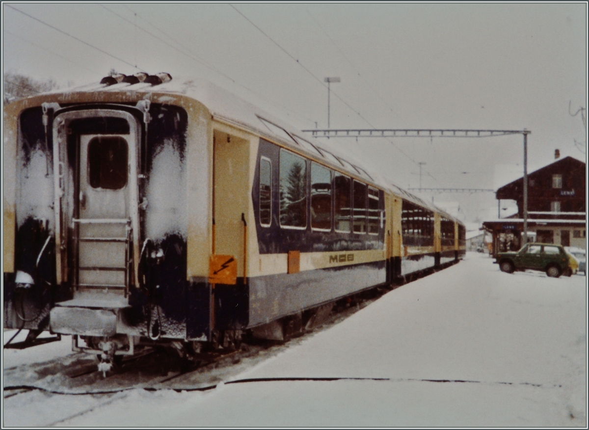 40 Jahre MOB Panoramic Express: Zweiseimmen war und ist nicht ein sehr  glückliches  Ziel der MOB Panormaic Express Züge, in Zukunft werden die (teilweise) bis nach Interlaken fahren. Doch schon in der Vergangenheit kamen sie über Zweisimmen hinaus, wenn auch mit wenig Erfolg verkehrten einige Panoramic-Züge bis in die Lenk. 
Hier warten die Wagen des Panoramic Expess 19 von Montreux auf die Rückfahrt.
19. Jan. 1984