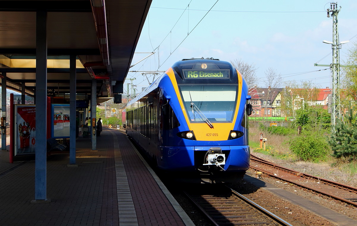 427 055 der cantus Verkehrsgesellschaft trifft als R 6 am 13.04.2014 in Eisenach ein. F�r den Betrieb auf dem Nord Ost Hessen Netz wurden insgesamt 20 drei- und vierteilige Stadler Flirt beschafft.
