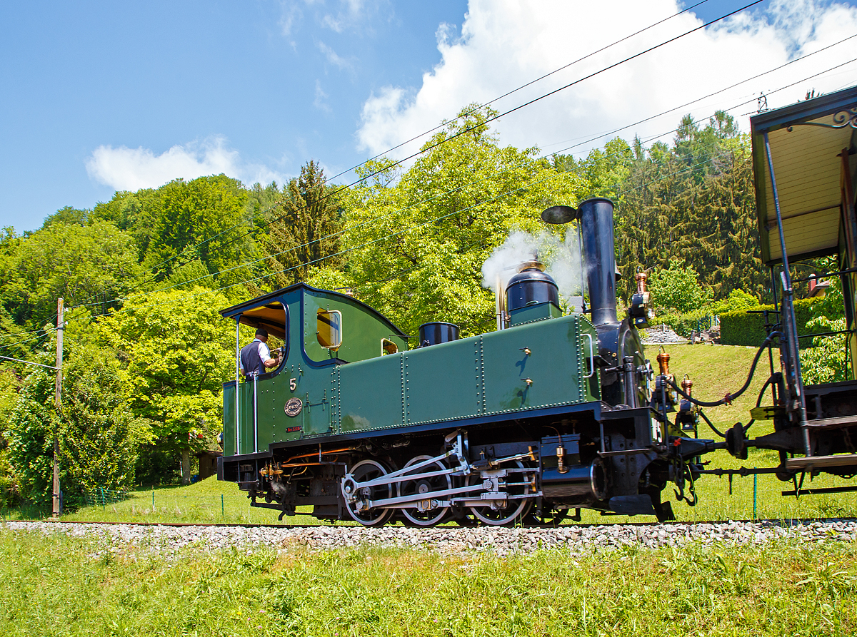 50 Jahre BC - MEGA STEAM FESTIVAL der Museumsbahn Blonay–Chamby:
Die G 3/3 LEB N� 5   Bercher  f�hrt am 19.05.2018 mit ihrem Zug vom Museum Chamby wieder hinunter nach Blonay, hier erreicht bald Blonay.

Die ex LEB Nr. 5   Bercher  (Lausanne–Echallens–Bercher-Bahn) wurde 1890 von der Els�ssische Maschinenbau-Gesellschaft Grafenstaden (sp�ter Soci�t� Alsacienne de Constructions M�caniques) unter der Fabriknummer 4172 gebaut und an die Lausanne–Echallens–Bercher-Bahn geliefert. Im Jahr 1934 wird sie dann an die Baustelle der Staumauer Grande-Dixence verkauft, diese verl�sst sie aber 1939 und geht nach Vorarlberg in �sterreich. 1967 schlitterte sie in einem Kindergarten in Feldkirch und dort wurden sie von Mitgliedern von Blonay-Chamby gefunden und kam 1973, im Tausch gegen eine andere Dampfmaschine, zur Museumsbahn Blonay–Chamby.

Die Lausanne–Echallens–Bercher-Bahn, abgek�rzt LEB, franz�sisch Chemin de fer Lausanne–Echallens–Bercher, ist eine meterspurige Privatbahn. Die knapp 24 Kilometer lange Strecke f�hrt vom Stadtzentrum von Lausanne (Flon) durch die n�rdlichen Vororte und weiter nach Echallens und Bercher im Gros de Vaud, dem Waadtl�nder Hinterland. Die LEB ist eine moderne Vorortbahn, die in Lausanne teilweise unterirdisch verkehrt. Die Z�ge fahren alle 30 Minuten (zwischen Echallens und Bercher gibt es einige wenige Taktl�cken am Vormittag). Werktags wird ein Viertelstundentakt bis Cheseaux angeboten. Von Montag bis Freitag verkehren in Lastrichtung einige beschleunigte Hauptverkehrsz�ge. 

TECHNISCHE DATEN der LEB G 3/3 N� 5  Bercher :
Baujahr:  1890
Spurweite: 1.000 mm
Achsformel: C
L�nge �ber Puffer: 6.830 mm
Achsabstand: 1.800 mm (950mm / 850 mm)
Dienstgewicht: 20,4 t
Anzahl der Zylinder: 2
Zylindergr��e: � 270 mm x 370 mm Kolbenhub
Treibraddurchmesser:  810 mm
H�chstgeschwindigkeit.:  25 km/h
Kessel�berdruck:  12 bar
Kohlevorrat: 0,8 t
Wasservorrat: 2,2 m�