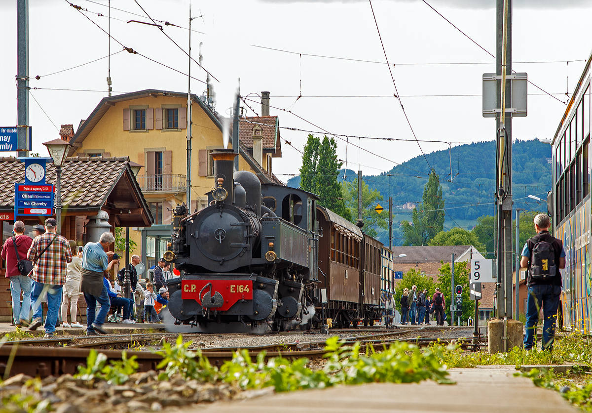
50 Jahre BC - MEGA STEAM FESTIVAL der Museumsbahn Blonay–Chamby:
Die G 2x2/2 Mallet-Dampflokomotive ex C.P. E164, ex MD 404, vom Verein La Traction als Gastlok beim Mega Steam Festival der BC, hier steht sie am 20.05.2018 mit ihrem Zug im Bahnhof Blonay wieder zur Abfahrt nach Chaulin bereit.