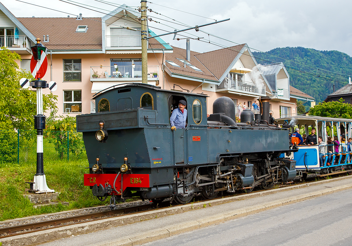 50 Jahre BC - MEGA STEAM FESTIVAL der Museumsbahn Blonay–Chamby:
Eine wahre Sch�hnheit......
Die ex C.P. E164 G 2x2/2 Mallet-Dampflokomotive, ex MD 404, vom Verein La Traction als Gastlok beim Mega Steam Festival der BC, hier erreicht sie am 20.05.2018 mit ihrem Zug den Bahnhof Blonay

Mallet-Dampflok wurde 1905 von Henschel in Kassel (damals noch Cassel) unter der Fabriknummer 7022 gebaut. Sie geh�rte zu einer Serie von zehn Maschinen, die zwischen 1905 und 1908 von Henschel an die damalige Minho e Douro Bahn in Portugal geliefert wurde. Nach der Verstaatlichung im Jahre 1947 erhielt sie die Nummer C.P. E168, so war sie bis 1978 im Einsatz. Der Verein La Traction hat sie 1992 von der Caminhos de Ferro da Portugal (CP) gekauft. 1998 erhielt La Traction von der Fondation d'Impulsion �conomique r�gionale (FIER) einen Beitrag, um diese Lokomotive zu revidieren. Nach einer durchgreifenden Aufarbeitung durch das Dampflokwerk Meiningen in Deutschland kam diese Lokomotive im Sommer 1999 wieder in die Schweiz zur�ck. Sie wurde am 19. September desselben Jahrs eingeweiht.
Es sei noch erw�hnt, das Niederdruckfahrwerk stammt von der Lokomotive E 169, die heute in Vila Real aufgestellt ist.

Eine Schwesterlok die ex CP 168 ist in Brohl (Deutschland) siehe http://hellertal.startbilder.de/bild/Deutschland~Schmalspurbahnen~Brohltalbahn/433231/leider-ein-tristes-dasein-aber-ziel.html

TECHNISCHE DATEN:
Spurweite: 1.000 mm
Achsfolge: (B) B
L�nge �ber Kupplungen: 10.850 mm
Gr��te H�he: 3.750 mm
Gr��te Breite: 2.700 mm
Gesamtachsstand: 5.200 mm
Triebraddurchmesser: 1.100 mm
Leergewicht: 34,5 t
Dienstgewicht: 42,0 t
Kohlenvorrat: 1,5 t
Wasservorrat: 5,5 m�
HD Zylinder: 2 x � 320 mm x 550 mm Hub
ND Zylinder: 2 x � 480 mm x 550 mm Hub
Kesseldruck: 14 bar
Rostfl�che: 1,33 m�
H�chstgeschwindigkeit: 40 km/h

Geschichte der Mallet-Lokomotiven:
Der zunehmende Verkehr auf schmalspurigen Eisenbahnen erschloss Mallet ein anderes Wirkungsfeld. Diese Bahnen ben�tigten st�rkere und damit gr��ere Maschinen, als es die engen Kurven der Schmalspurstrecken zulie�en. Die einzige L�sung schienen hier Lokomotiven mit schwenkbaren Fahrwerken zu sein. Dazu waren bereits die Bauarten von Fairlie und Meyer verbreitet, die schwenkbare Maschineneinheiten verwendeten. Die einzelnen Einheiten wurden mit Dampf �ber flexible Verbindungen gespeist, die sich jedoch stets als Schwachpunkt der Maschinen erwiesen. Mallet entwickelte stattdessen eine Bauart mit zwei Fahrwerken, von denen nur das vordere, unter der Rauchkammer befindliche Fahrwerk schwenkbar gelagert war, w�hrend der Kessel fest auf dem anderen Fahrwerk ruhte. Damit reduzierte sich die Zahl der flexiblen Verbindungen um die H�lfte. Der wesentliche Unterschied der Konstruktion von Mallet im Vergleich zu den Bauarten Fairlie und Meyer war aber die perfekte Anwendung eines Verbundtriebwerkes. Der Frischdampf wird zun�chst zu den Hochdruckzylindern des fest gelagerten Fahrwerks geleitet und nach dem Auslass in die Niederdruckzylinder des vorderen beweglichen Fahrwerks. Die dorthin f�hrende bewegliche Dampfleitungsverbindung war wegen des geringeren Drucks besser beherrschbar als bei reiner Frischdampf-Versorgung. Diese Bauart lie� Mallet sich 1884 patentieren.

Dampflokomotiven haben im Allgemeinen zwei Arbeitszylinder, die Mallet-Loks besitzen diese Einrichtungen doppelt, also 4 Zylinder mit zugeh�rigen Triebwerksgruppen. Der Abdampf der ersten ist gleichzeitig der Arbeitsdampf der zweiten Zylindergruppe.