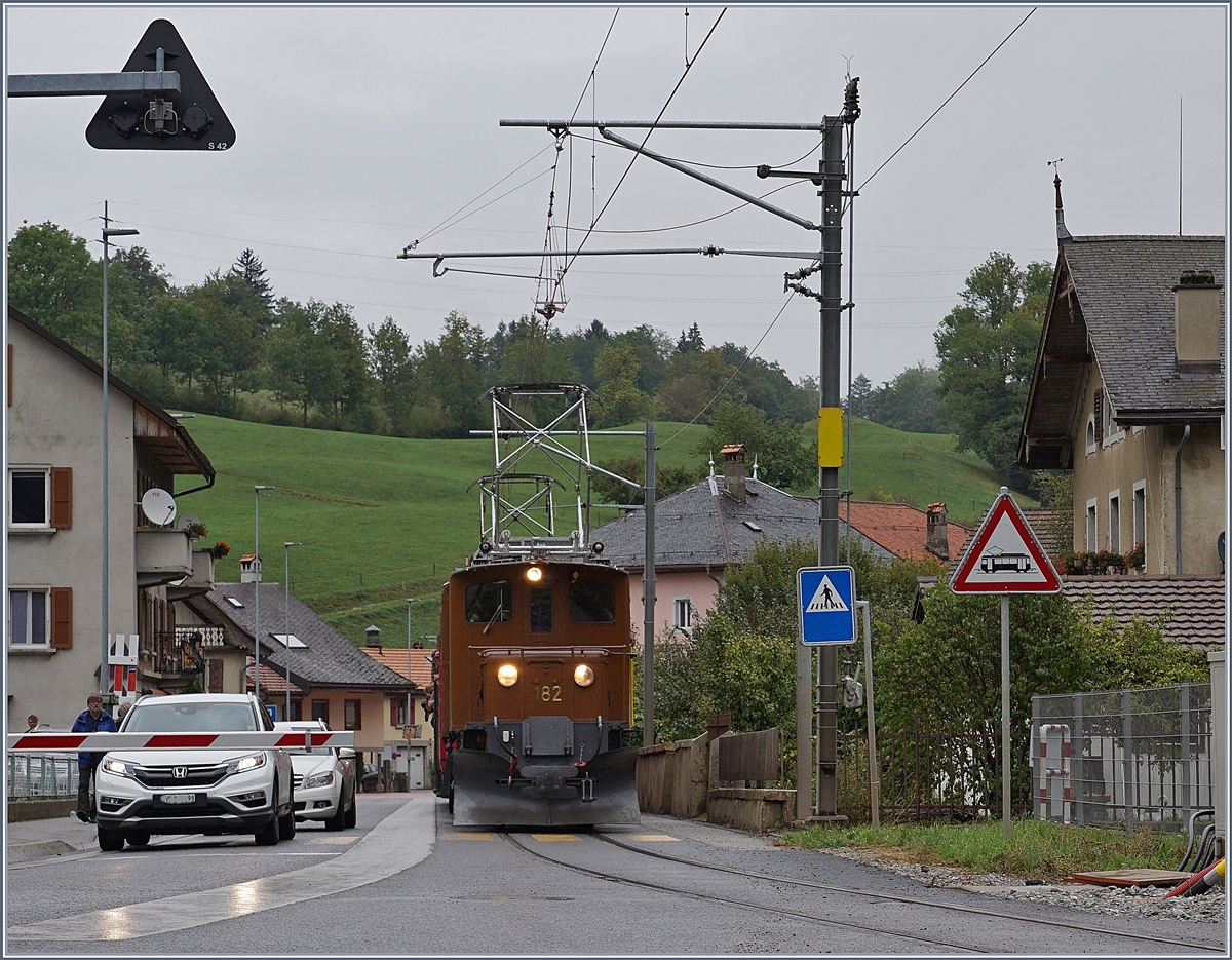 50 Jahre Blonay Chamby - MEGA BERNINA FESTIVAL -  Bündner Tag im Saaneland : Die RhB Ge 4/4 182 in den Strassen von Montbovon.
14. Sept. 2018