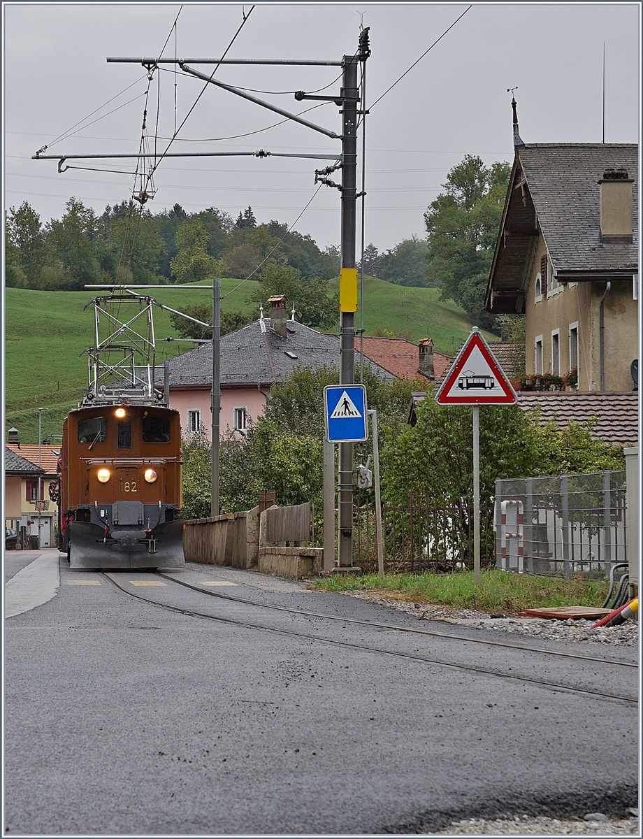 50 Jahre Blonay Chamby - MEGA BERNINA FESTIVAL -  Bündner Tag im Saaneland : Die RhB Ge 4/4 182 in den Strassen von Montbovon. 14. Sept. 2018