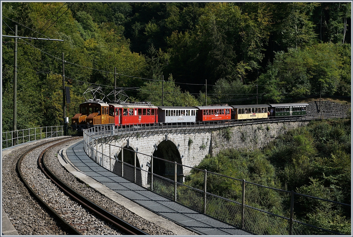 50 Jahre Blonay Chamby - MEGA BERNINA FESTIVAL: Die RhB Bernina Ge 2/2 161 Asnin (Eselchen) und der RhB ABe 4/4 35 mit einem bunten Zug auf dem Baie de Clarens Viadukt auf dem Weg nach Blonay.
15. Sept. 2018