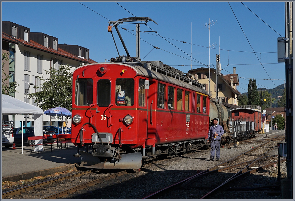 50 Jahre Blonay Chamby - MEGA BERNINA FESTIVAL: Der RhB Berninabahn ABe 4/4 I N° 35 beim rangieren mit Güterwagen in Blonay.
9. Sept. 2018