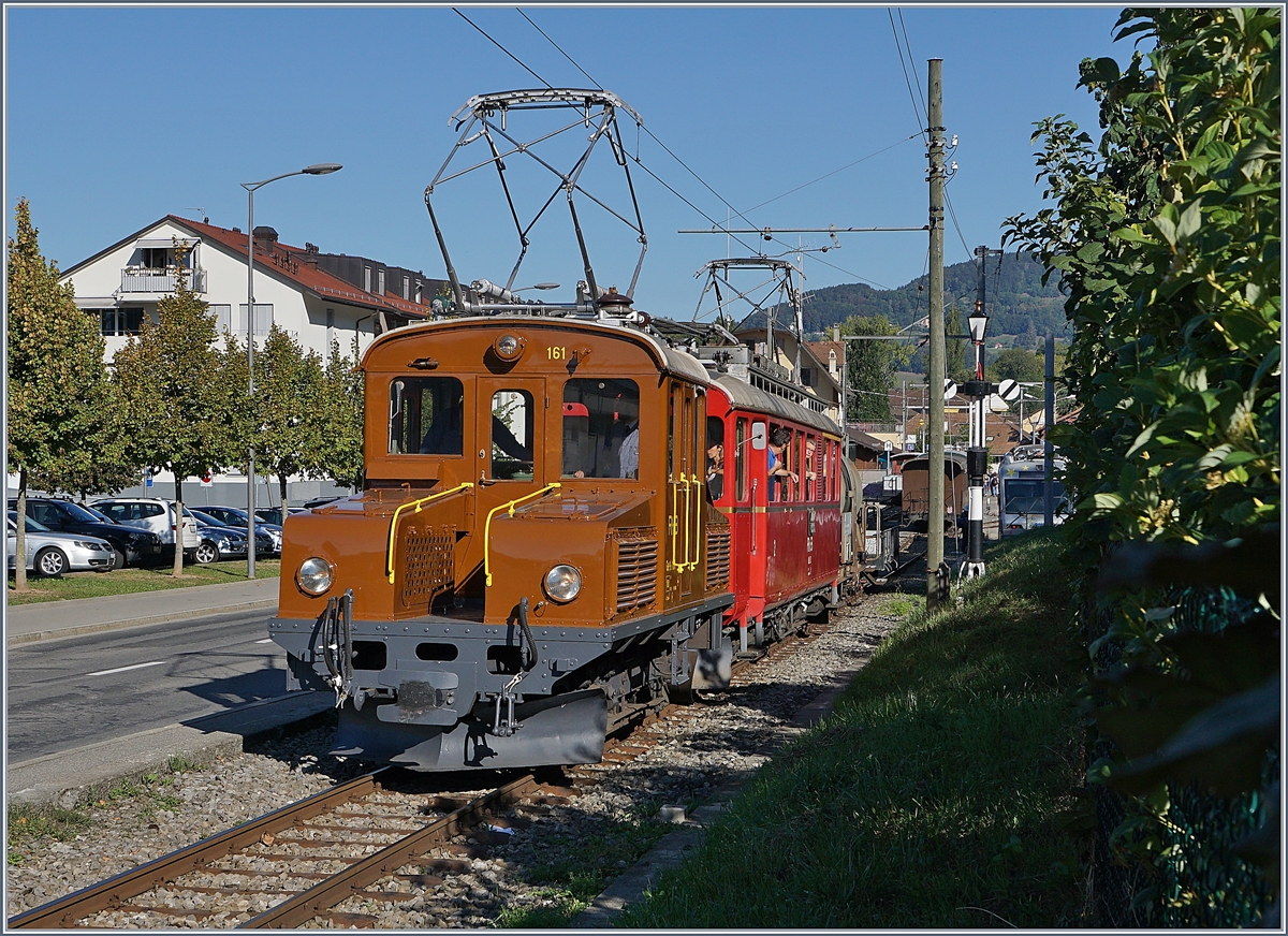50 Jahre Blonay Chamby - MEGA BERNINA FESTIVAL: Die RhB Berninabahn Ge 2/2 161 Asnin (Eselchen) hilft dem RhB Berninabahn ABe 4/4 I N° 35 als Vorspannlok auf der Fahrt von Blonay nach Chamby.
9. Sept. 2018