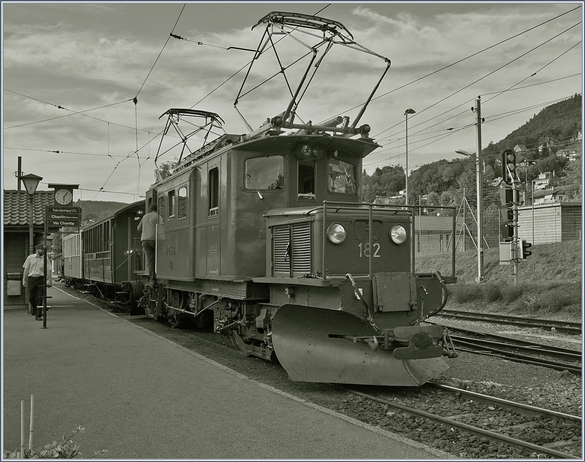 50 Jahre Blonay Chamby - MEGA BERNINA FESTIVAL: Das Bernina Krokodil Ge 4/4 182 wartet als Gastlok bei der Blonay-Chamby Bahn in Blonay auf die Abfahrt nach Chaulin.

9. Sept. 2018

