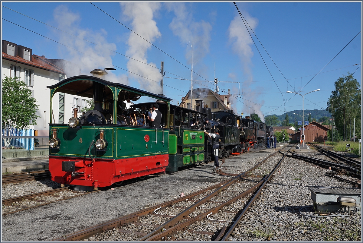 50 Jahre Blonay - Chamby; Mega Steam Festival: Am Freitag, den 11. Mai fand für vorab angemeldete Teilnehmer eine Foto- und Filmfahrt statt. Dies war für mich kein Thema, da ich arbeiten musste. Hingegen nutzte ich die Gelegenheit, die Abfahrt der zahlreichen Dampfloks in Blonay zu fotografieren. Acht Dampflok standen in Blonay! Auf dieses Bild passten folgende (B-C Bezeichnungen): FP 4 (1900), TS 60 (1898) die in Kürze wegfahren, dann folgen die CFF 208 (1913), die SEG 105 (1918) die CP E 164 (1905) und die FO 4 (1913). Nicht im Bild, bzw verdeckt sind die LEB 5 (1890) und die JS 909/BAM 6 (1901)
11. Mai 2018