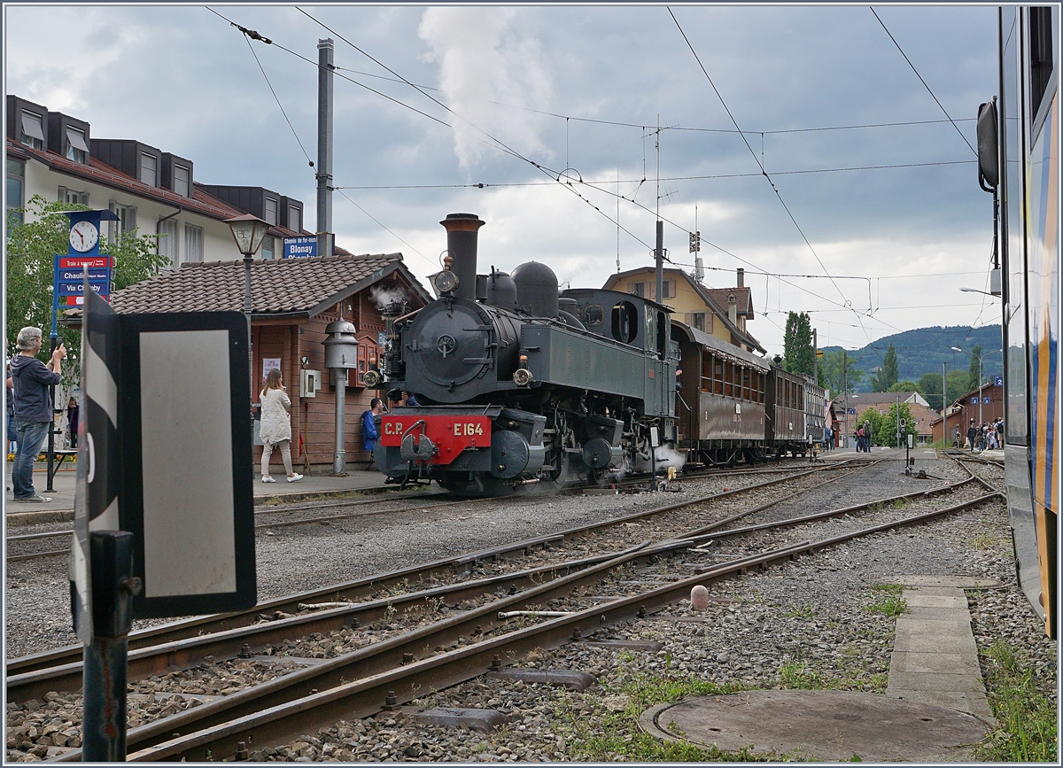 50 Jahre Blonay - Chamby; Mega Steam Festival: Die herrlich aufgearbeitete G 2x2/2 E 164
CP E 164 (1905) von  La Traction  wartet in Blonay mit ihrem Zug auf die Abfahrt nach Chamby. 

20. Mai 2018

