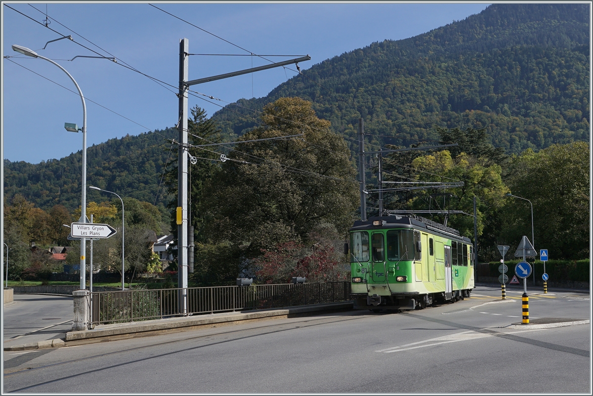 Ab Bevieux bis zum Bahnhof in Bex fährt die BVB erneut auf der Strasse; im  Bild ist der BDeh 4/4 81 mit seinem Bt bei der Haltestelle Bex Pont Neuf unterwegs.

11. Okt. 2021