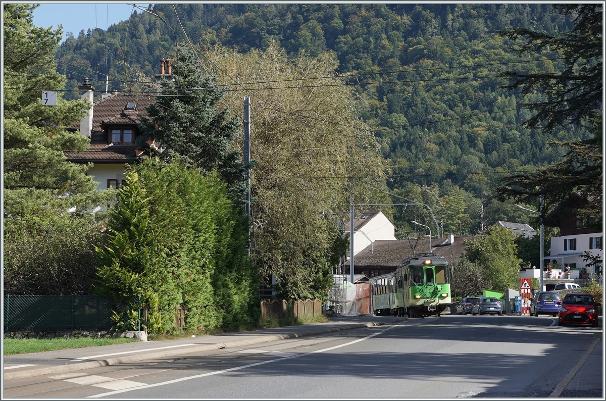 Ab Bevieux bis zum Bahnhof in Bex fährt die BVB erneut auf der Strasse, wobei es besonders im Ortskern von Bex ziemlich eng zugeht. Im Bild der BDeh 4/4 81 mit seinem Bt kurz vor der Haltestelle Bex Pont Neuf unterwegs.

11. Okt. 2021