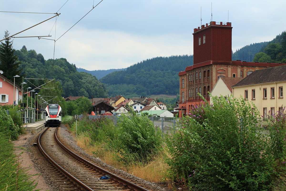 Abfahrbereit steht ein RABe 521 am 09.08.2015 im Endbahnhof Zell im Wiesental. Von den einstmals umfangreichen Gleisanlagen ist nur noch ein Stumpfgleis übrig geblieben...