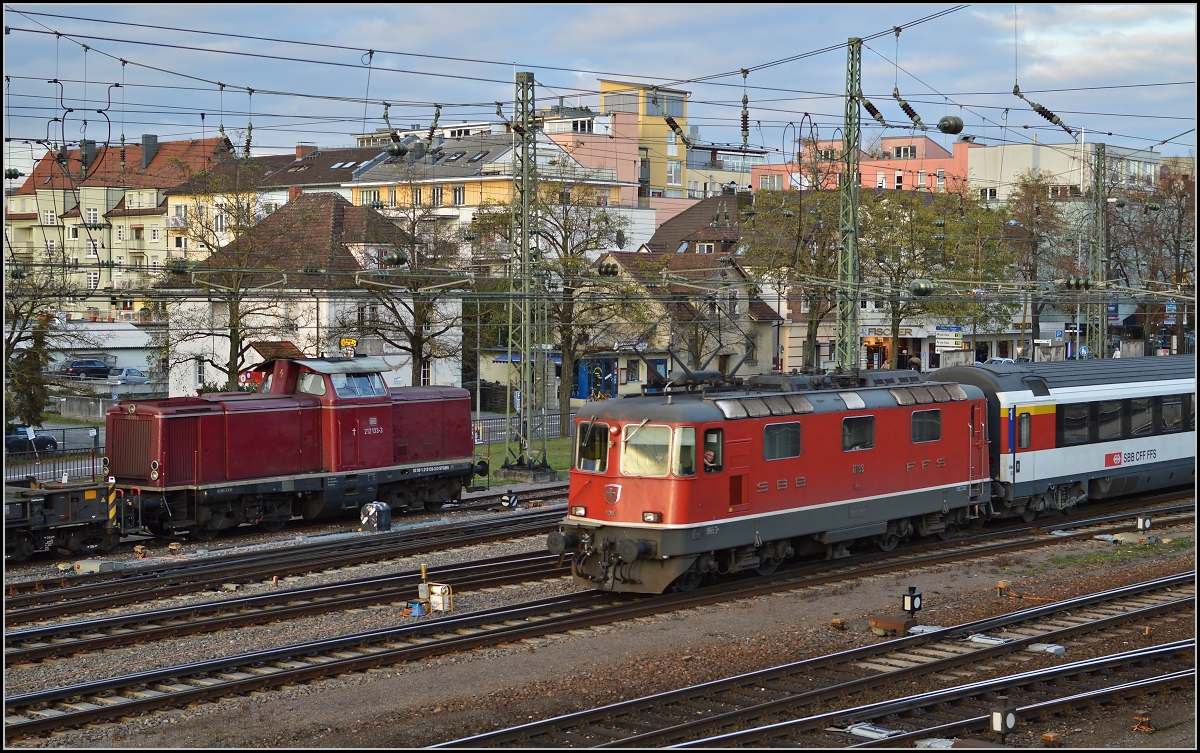 Abfahrt von IC 187 nach Z�rich mit Re 4/4 II 11114, Im Hintergrund 212 133-3. November 2013.