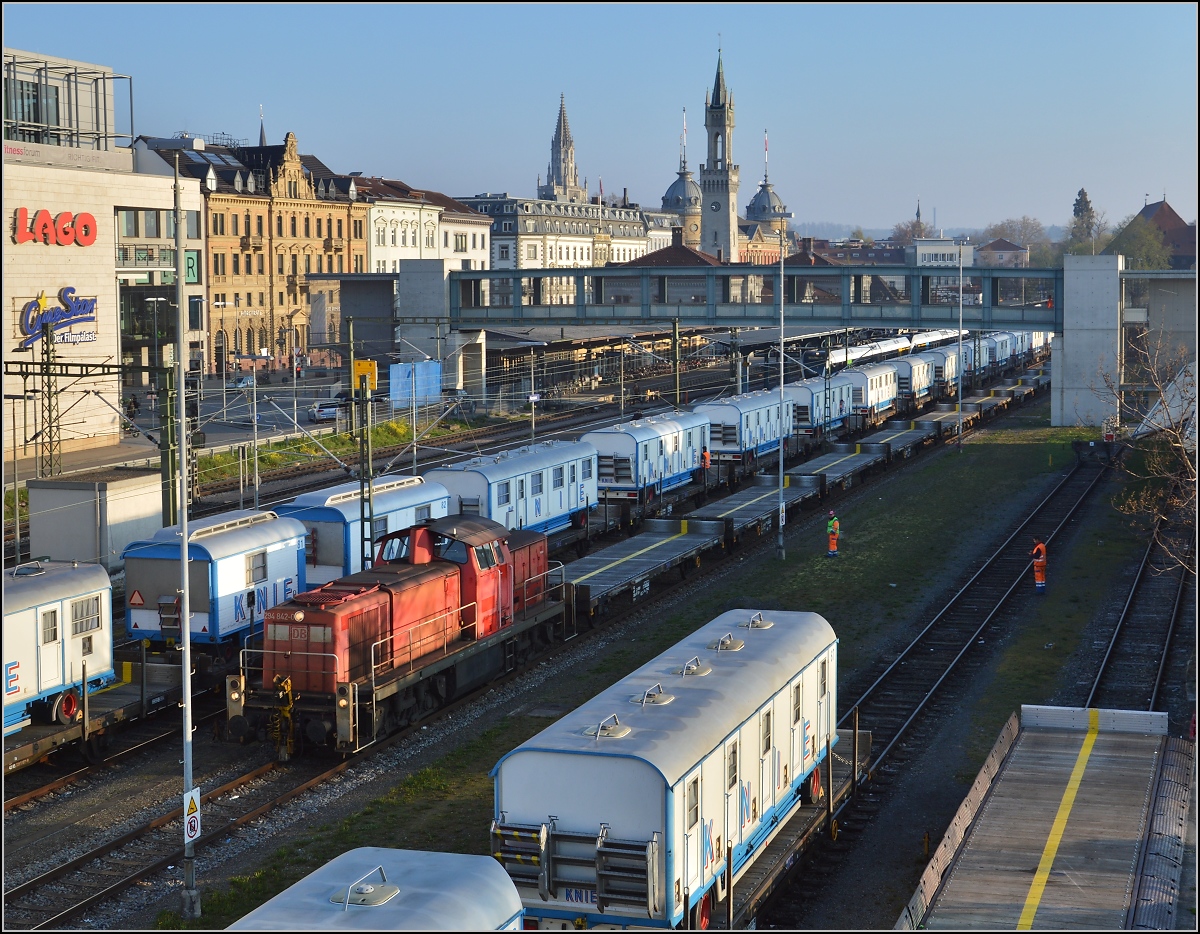 Abladen des Zirkus Knie in Konstanz. Das Gastspiel des Zirkus Knie in Kreuzlingen erfordert jeweils eine große Entlade- und Beladeaktion, da der Zirkus mit der Bahn transportiert wird. Zwar kein seltenes Ereignis in der Schweiz aber ein internationales Abladen ausgerechnet im kleingüter- und verladestellenfeindlichen Nachbarland ist doch mal eine größere Dokumentation wert. April 2016.
