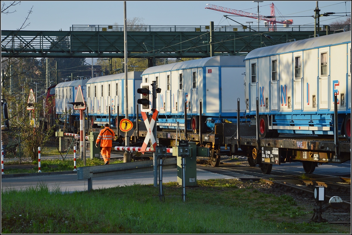 Abladen des Zirkus Knie in Konstanz. Grenzgänge. April 2016.