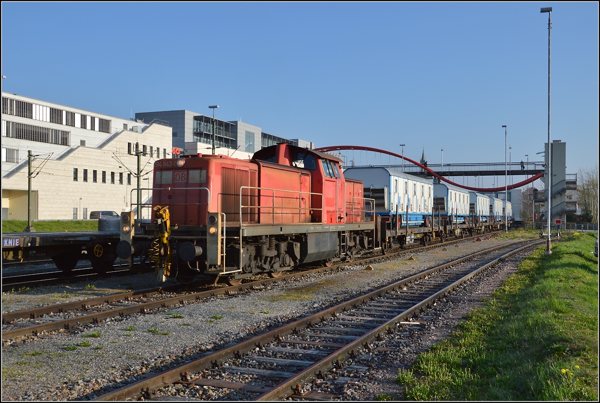 Abladen des Zirkus Knie in Konstanz. Rangierfahrt vor dem Lago. April 2016.