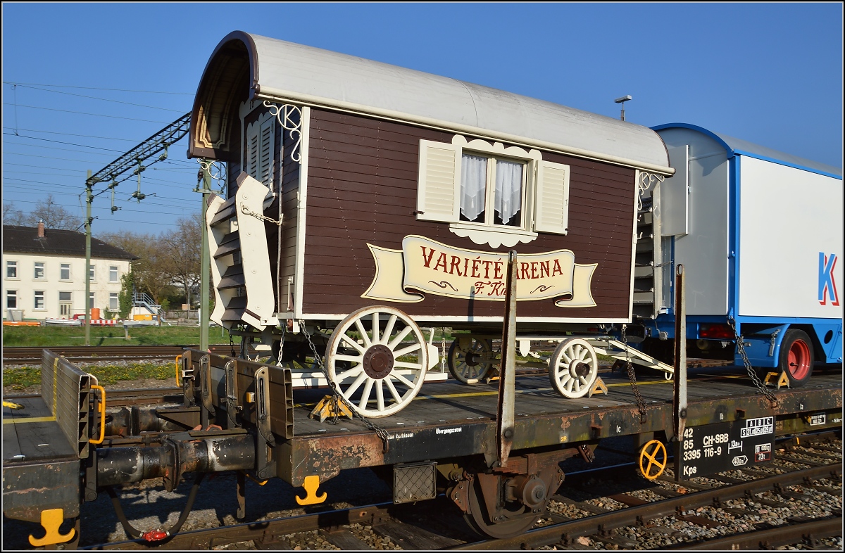 Abladen des Zirkus Knie in Konstanz. Ein etwas ungewöhnlicher Zirkuswagen, der später noch eine kleine Show liefern sollte. April 2016.
