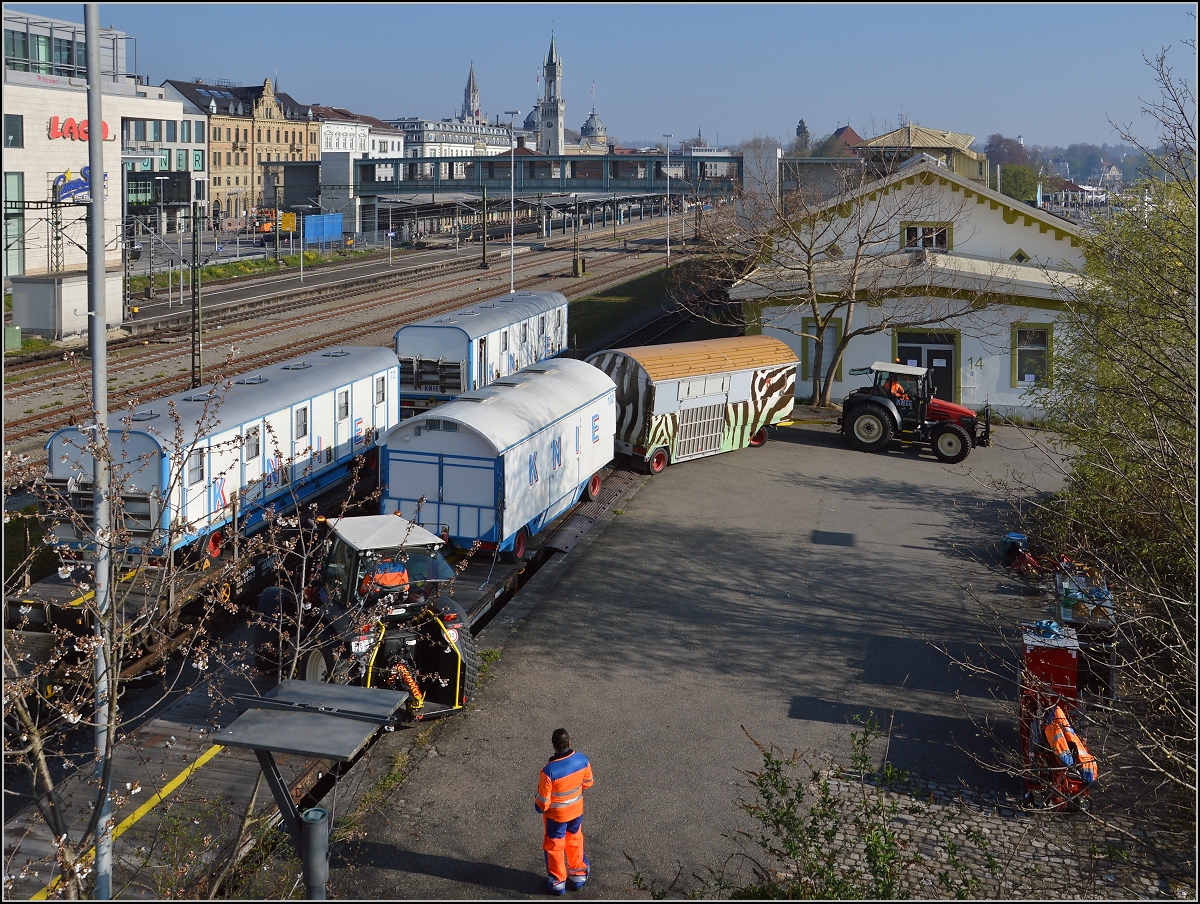 Abladen des Zirkus Knie in Konstanz. Abladen mit Stadtsilouette. April 2016.
