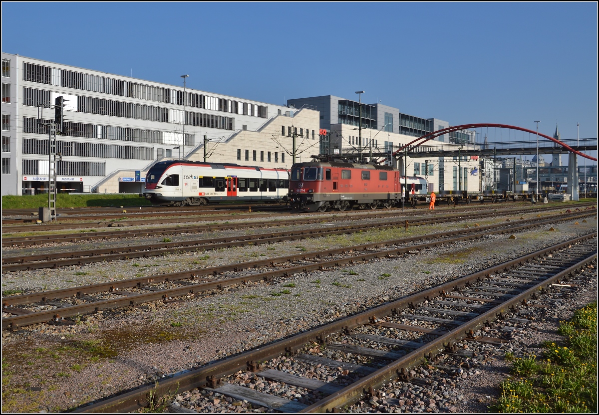 Abladen des Zirkus Knie in Konstanz. Re 420 277-6 ist mit dem ersten Teil des Zirkuszuges bereit zur Abfahrt, während dahinter eine Verstärkereinheit des Seehas' in die Abstellung gefahren wird. April 2016.