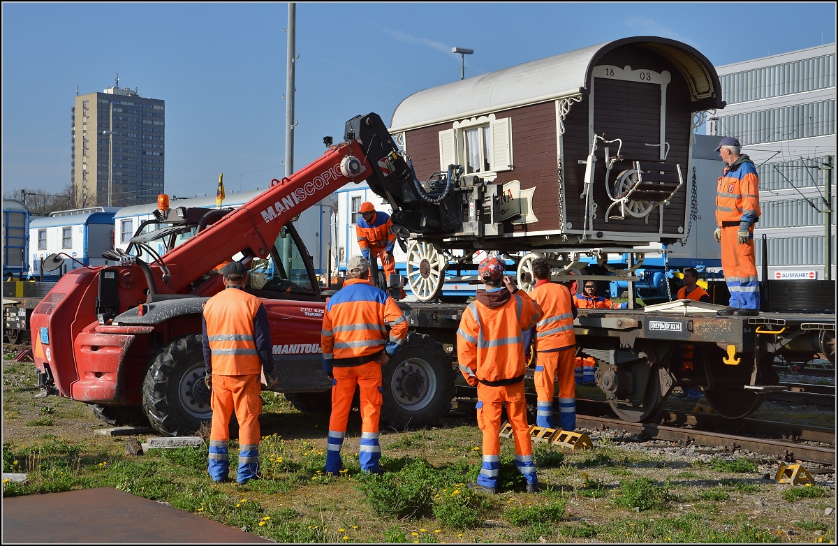 Abladen des Zirkus Knie in Konstanz. Rad ab, dann muss halt Manitou der Stapler her. April 2016.