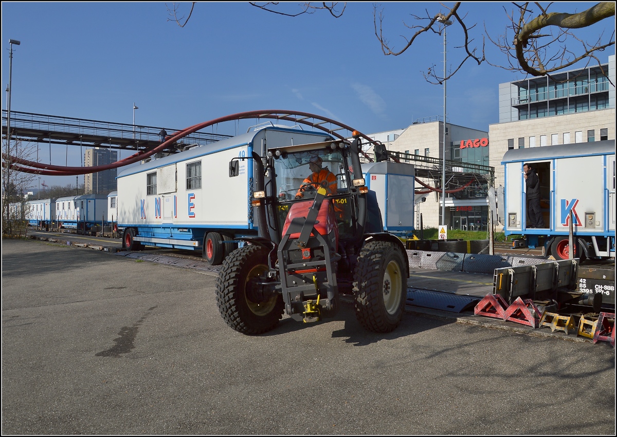 Abladen des Zirkus Knie in Konstanz. Über die Rampe. April 2016.