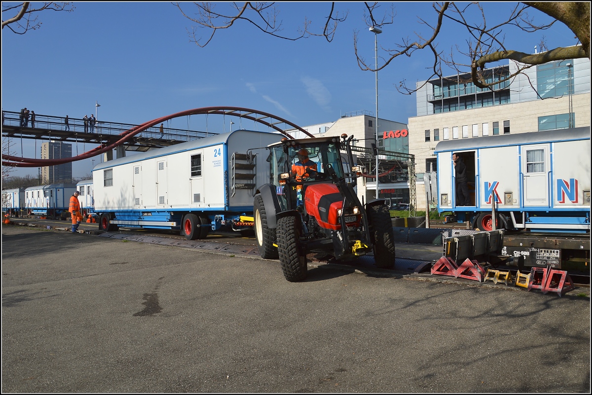 Abladen des Zirkus Knie in Konstanz. Über die Rampe. April 2016.