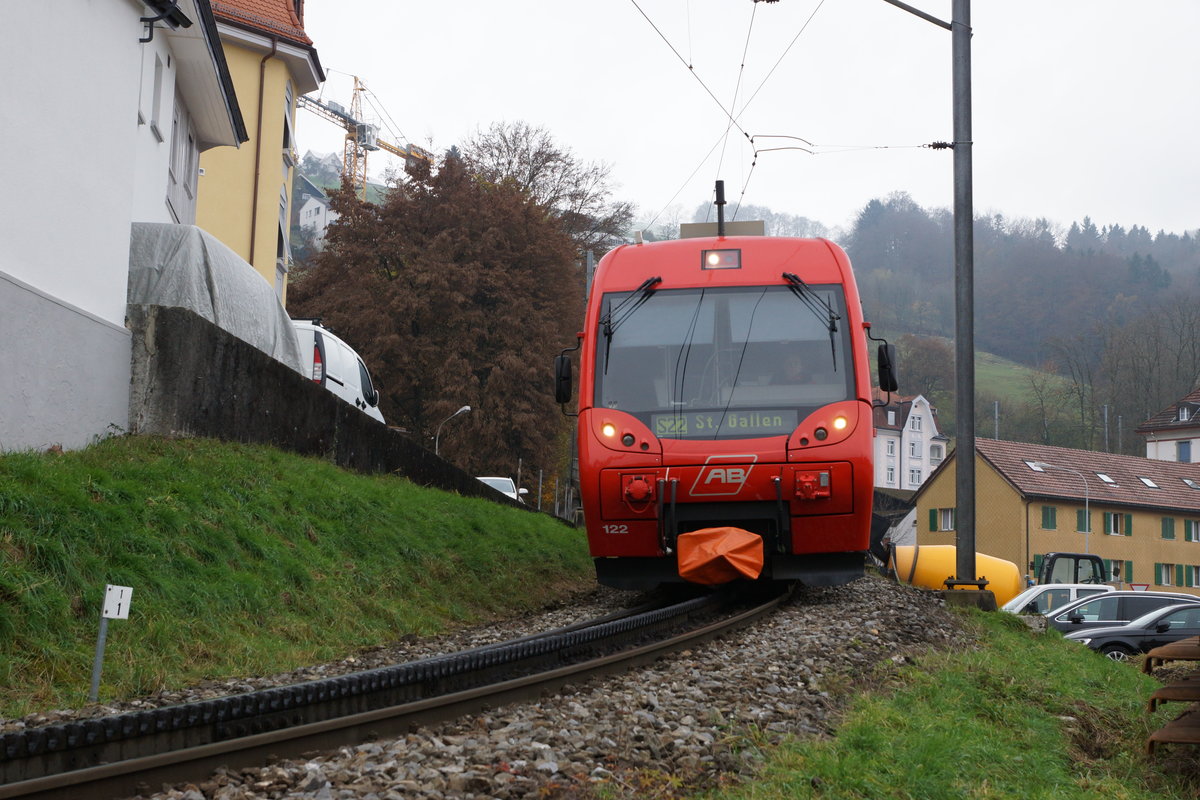 AB/SGA: AB-Pendel auf dem letzten ehemaligen SGA Zahnradstreckenabschnitt bei St. Gallen unterwegs am 13. November 2016.
Foto: Walter Ruetsch