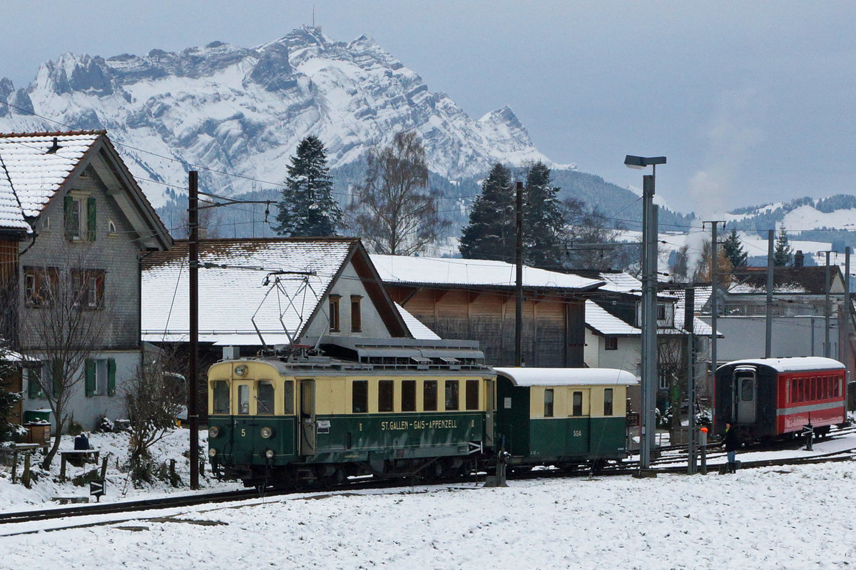 AB/SGA: Ausschnittvergrösserung von BCeh 4/4 5 + D 165 mit Säntis.
Gais, 13. November 2016.
Foto: Walter Ruetsch