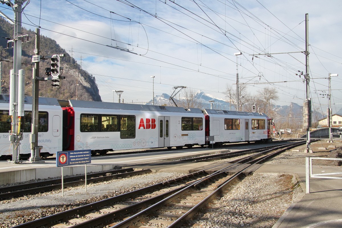 Allegra Triebzug ABe 8/12 mit ABB Werbung nach Davos,bei der Ausfahrt in Landquart.Seit 1913 bestehen schon gesch�ftliche Beziehungen zwischen der ABB(BBC)und der Rh�tischen Bahn.21.01.15 