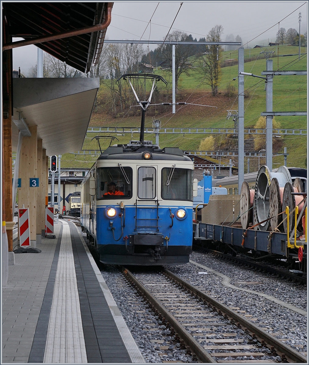 Allen Alpinas zum Trotz konnte auch am 30. Okt noch ein MOB ABDe 8/8 im Planeinsatz bewundert werden. Auf diesem Bild wird der in Zweisimmen aus Montreux eingefahrene Zug 2210 zum Umfahren weggestellt. 
30. Okt 2017