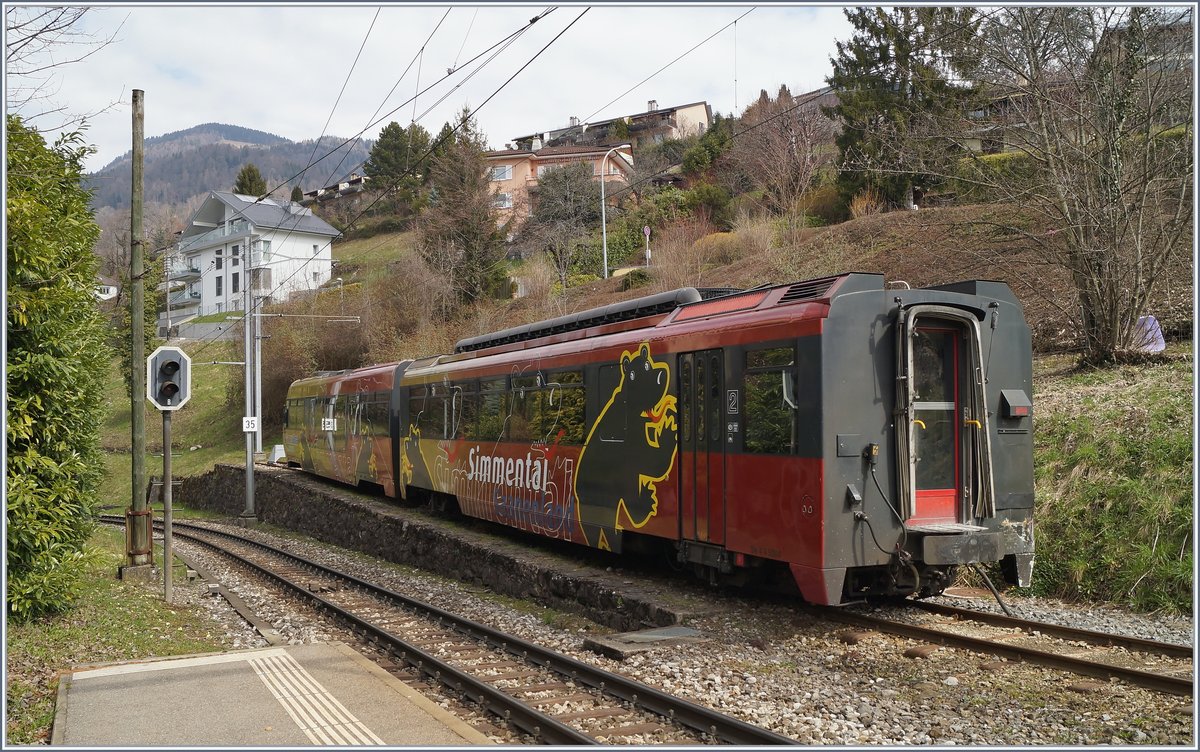 Als Anfangs Jahr  Burglind  übers Land fegte, hob es auf der Strecke zwischen der Lenk und Zweisimmen einen Steuerwagen eines  Lenker-Pendels  aus den Schienen und der gleitete in der Folge über eine Wiese.
Den auf den Schienen geblieben Rest, der Be 4/4 5004 und ABt 364 steht nun in Fontanivent, nachdem die MOB den lange hier abgestellen ABDe 8/8 4003 BERN scheinbar  entsorgt  hat.
25. März 2018