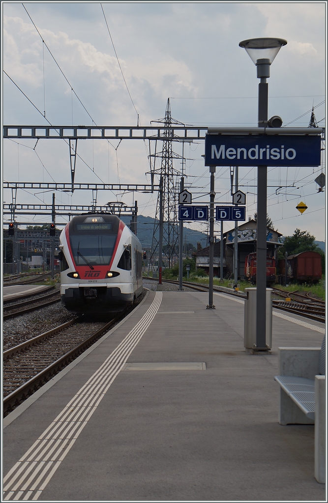 Als Dienstzug erreicht der RABe 524 015 Mendriso um als S 50 25575 um 16.03 nach Stabio zu fahren.
22. Juni 2015
