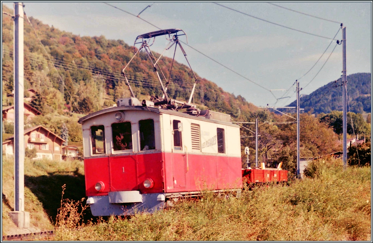 Als ich 1985 zur CEV kam, war die HGe 2/2 N° 1 bereits in einem gewissen Alter (Baujahr 1911) und seit längerem nicht mehr im Planeinsatz, doch verließ sie hin und wieder das Dépôt um mit einem Bau- oder Arbeitszug auf die Strecke zu gehen. 

Im Bild die HGe 2/2 N° 1 bei der Einfahrt in Blonay (von Les Pléiades kommend).

Analog Bild vom September 1985