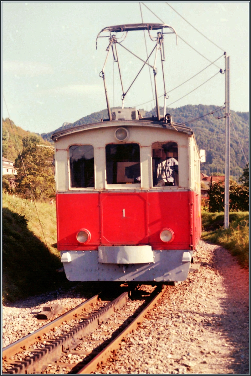 Als ich 1985 zur CEV kam, war die HGe 2/2 N° 1 bereits in einem gewissen Alter (Baujahr 1911) und seit längerem nicht mehr im Planeinsatz, doch verließ sie hin und wieder das Dépôt um mit einem Bau- oder Arbeitszug auf die Strecke zu gehen. 

Im Bild die HGe 2/2 N° 1 bei der Einfahrt in Blonay (von Les Pléiades kommend).

Analog Bild vom September 1985
