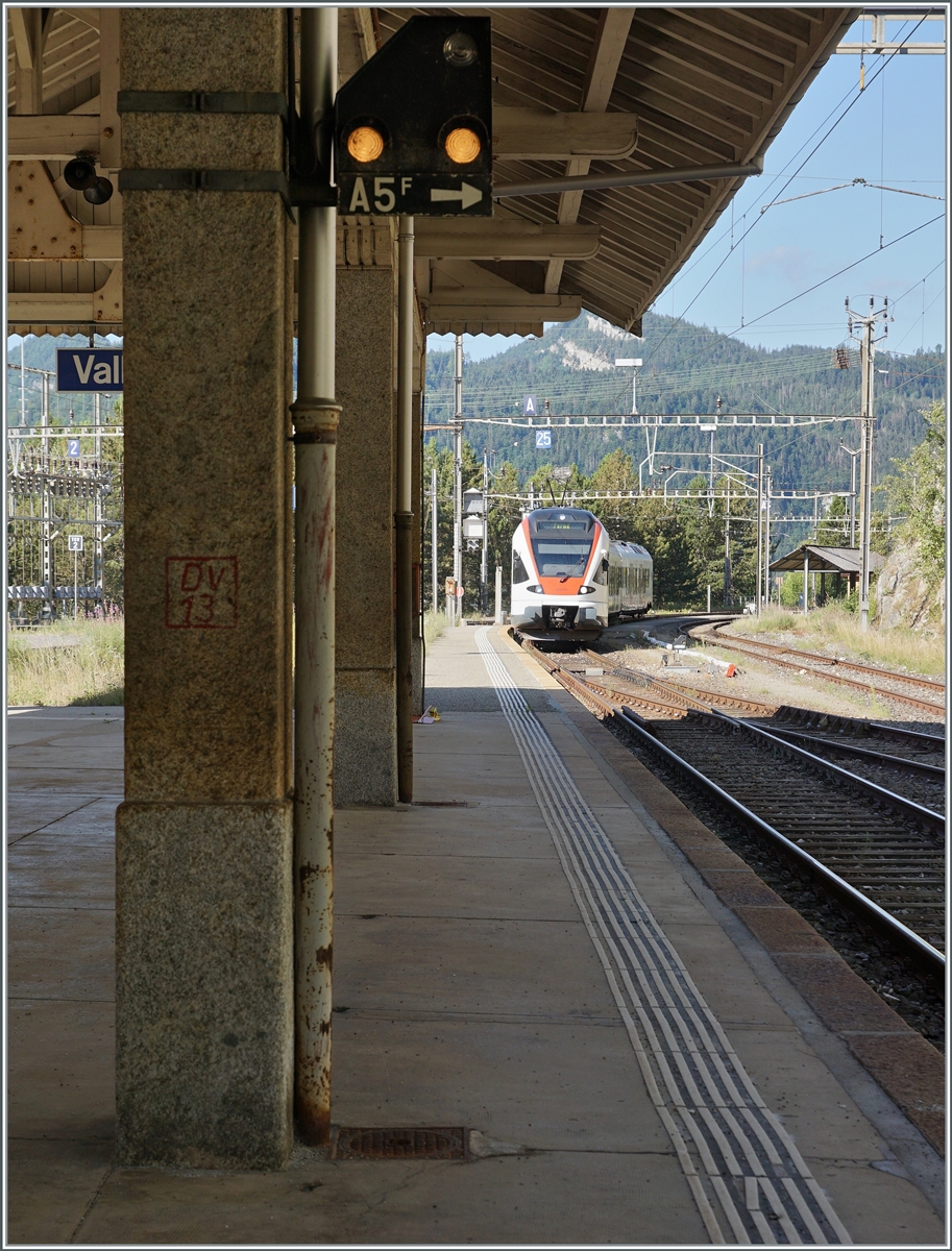 Als ich in Vallorbe dieses Bild machte, ging ich davon aus, dass mit dem neuen Fahrplankonzept der direkten Züge von Aigle ins Vallée de Joux die zahlreihen mit TRAVYS Beschriftung verkehrenden Flirt3 die Flirt 523.0 ersetzen würden, was überraschenderweise bis heute nicht geschah. 

21. Juli 2022