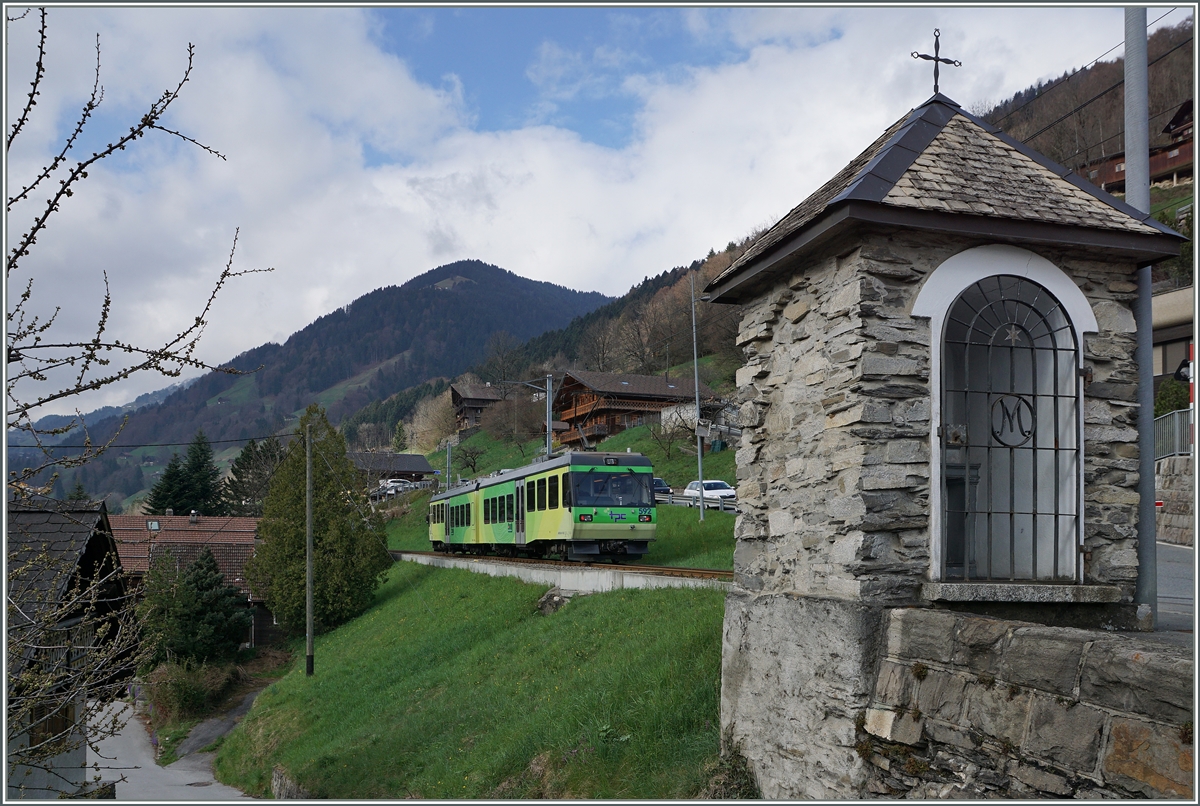 Als Regionalzug 30 von Aigle nach Champ�ry verl�sst der AOMC Beh 4/8 592 Troistrorrents. 7. April 2016