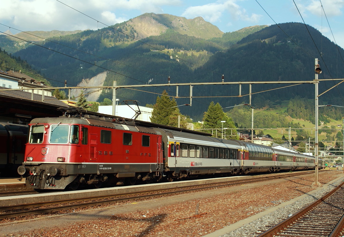 Am 13.09.2016 fährt die Re 4/4 II 11195 mit dem IR 2434 von Locarno nach Zürich Hbf. in Airolo ein