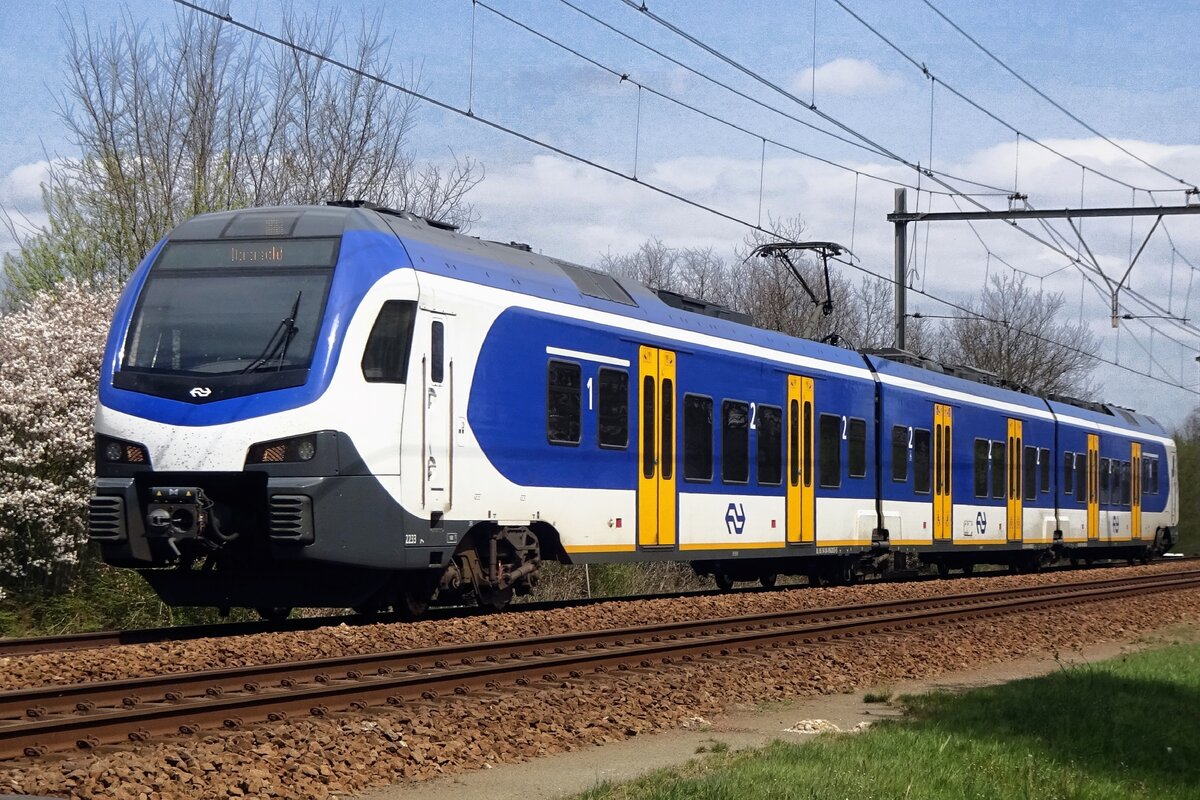 Am 18 April 2021 treft NS 2233 in Wijchen ein. Weil die Niederlandische STaatsbahnen dringend ElektrotriebzÜge benötigten, wurde Stadler auserkohren für die Lieferung von 33 dreiteigige (Reihe 2200) und 25 vierteilige (Reihe 2500) Flirts-3. 