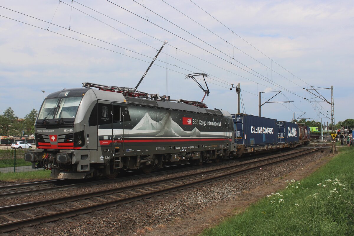 Am 2 Mai 2025 wunscht SBBCI 193 460 die Fotrografen eine gute Nacht -auch wann es gerade Mittag ist- bei der Bahnübergang in Venlo-Vierpaardjes. Dieser Bahnübergang wird in zwei Jahre Geschichte sein.