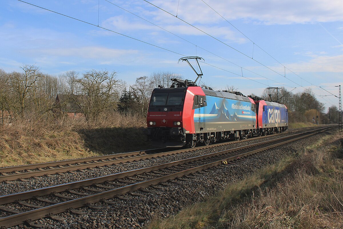 Am 21 Februar 2025 schleppt SBB Cargo 482 020 ein Schwesterlok durch Kaarst-Broicherheide (zwischen Meerbusch-Osterrath und Neuss Hbf ins Ruhrpott).