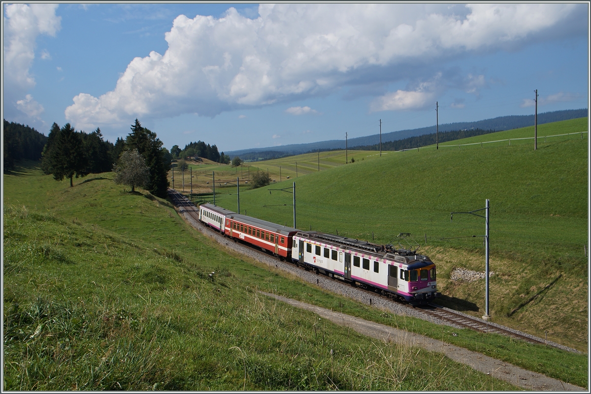 Am 5. Sept. 2014 war der ex MThB ABDe 4/4 im  Schülerzug kurz vor Les Charbonnières unterwegs. 