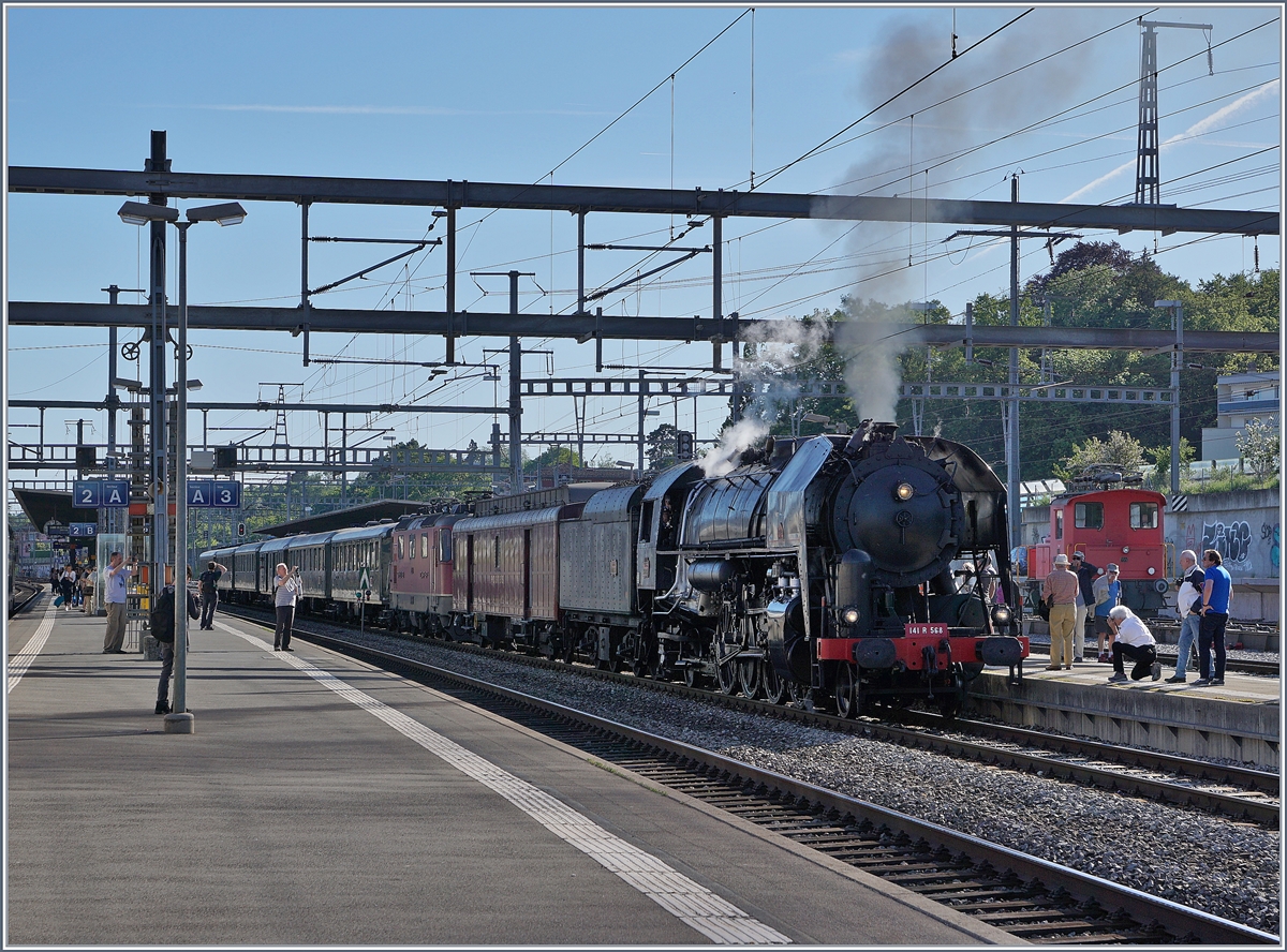 Am 8. Juni 2019 bot die Association 141 R 568 eine Dampfzug zum  Schweizer Dampffestival 2019  der Blonay-Chamby Bahn an, der welcher von Vallorbe via Genève nach Vevey fuhr, um den Fahrgästen wie gewohnt auch kulinarisch Auserlesenes zu bieten. 
In Vevey bestand Anschluss mit einem Blonay-Chamby-Extrazug nach Chaulin, die Rückfahrt erfolgt via Morges. 

Statt wie erwartet in der gleiche Formation nach Vallorbe zu fahren, bot sich in den wenigen Minuten des Aufenthaltes zum Richtungswechsel ein intressantes Manöver, bei welchem die SBB Re 4/4 II zwischen den Reisezugwagen und der 141-R-568 mit ihrem scheinbar unzertrennlichen Postwagen gereiht wurde. 

8. Juni 2019