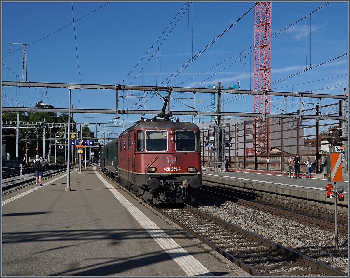 Am 8. Juni 2019 bot die Association 141 R 568 eine Dampfzug zum  Schweizer Dampffestival 2019  der Blonay-Chamby Bahn an, der welcher von Vallorbe via Genève nach Vevey fuhr, um den Fahrgästen wie gewohnt auch kulinarisch Auserlesenes zu bieten. 
In Vevey bestand Anschluss mit einem Blonay-Chamby-Extrazug nach Chaulin, die Rückfahrt erfolgt via Morges. 

Das Bild zeigt den in Morges eintreffenden  Dampfzug  mit der SBB RE 420 259-4 an der Spitze (ETCS Vevey-Lausanne).  

8. Juni 2019