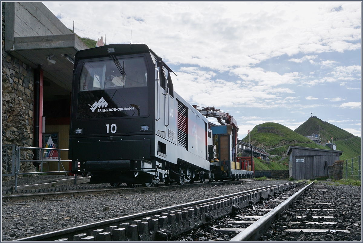 Am frühen Morgen erreicht jeweils ein  Versorgeunszug  die Gipfelstation; am 8. Juli 2016 dienst die Hm 2/2 N° 10 als Schiebelok. 