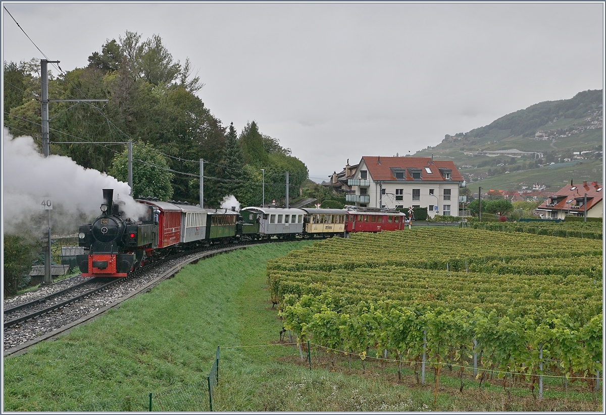 Am letzten Sonntag im Monat während der Betriebssaison verkehrt der Riviera Belle Epoque Zug der Blonay-Chamby Bahn. Das Bild zeigt bei Clies nun den gesamten, eigenwillig zusammengesetzten Zug mit dem RhB ABe 4/4 35 an der Spitze, der LEB G 3/3 in der Mitte und dem SEG G 2x2 105 am Schluss auf der Fahrt nach Vevey. Die Wagen an der Spitze sind für einen Gesellschaftssonderzug nach Chaulin bestimmt. 

27. Sept. 2020
